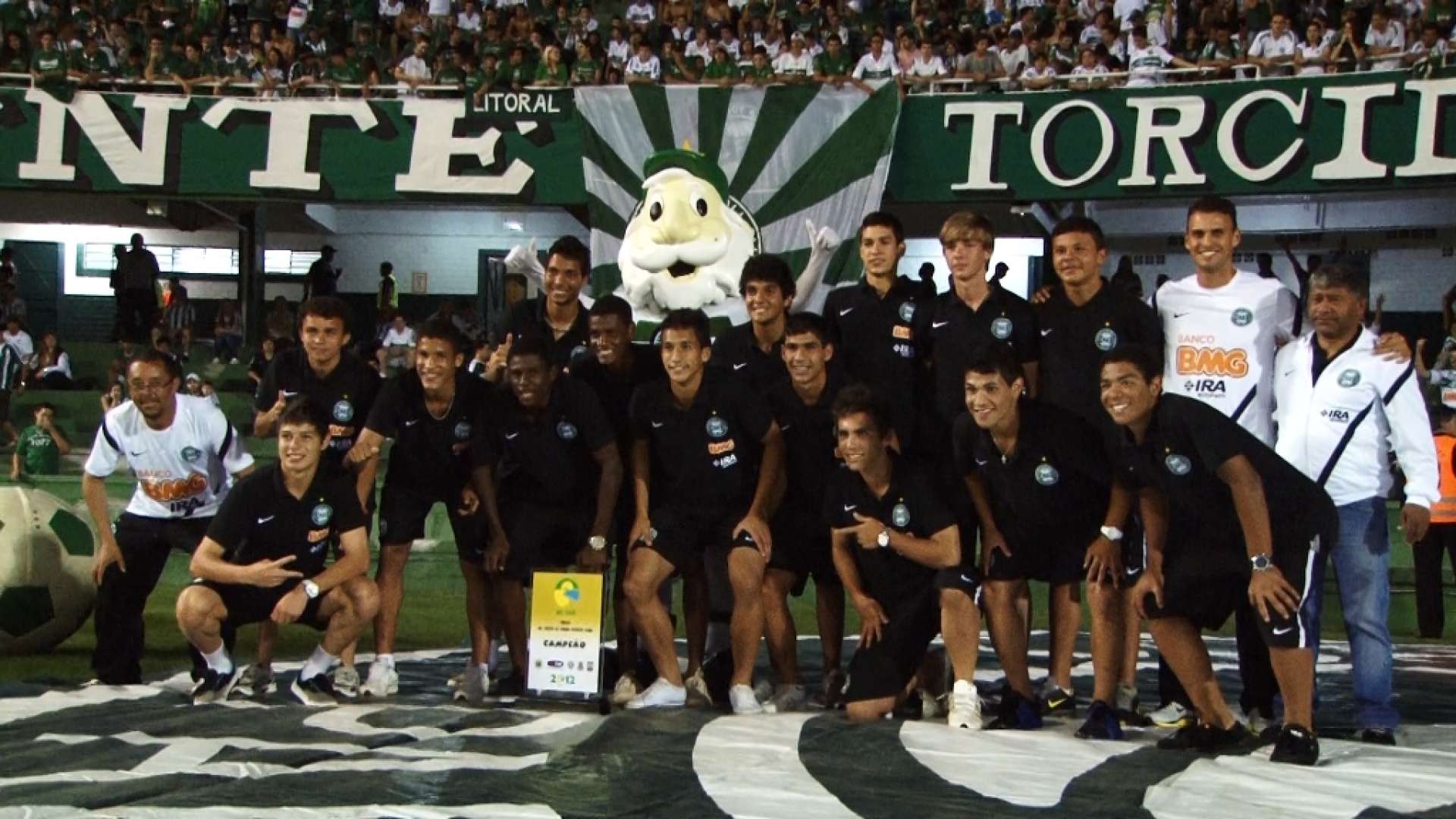 Sub-16 comemora ttulo com a torcida