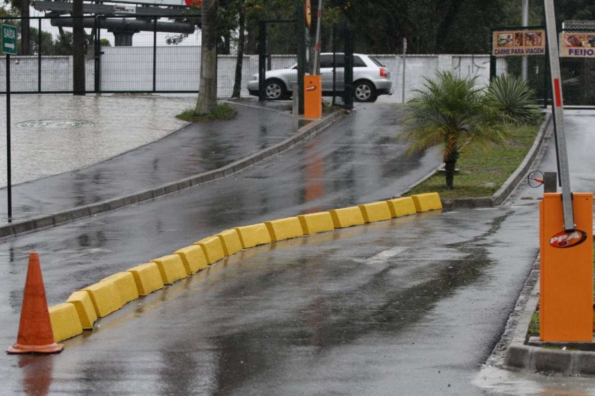 Estacionamento seguro aos coxas-brancas
