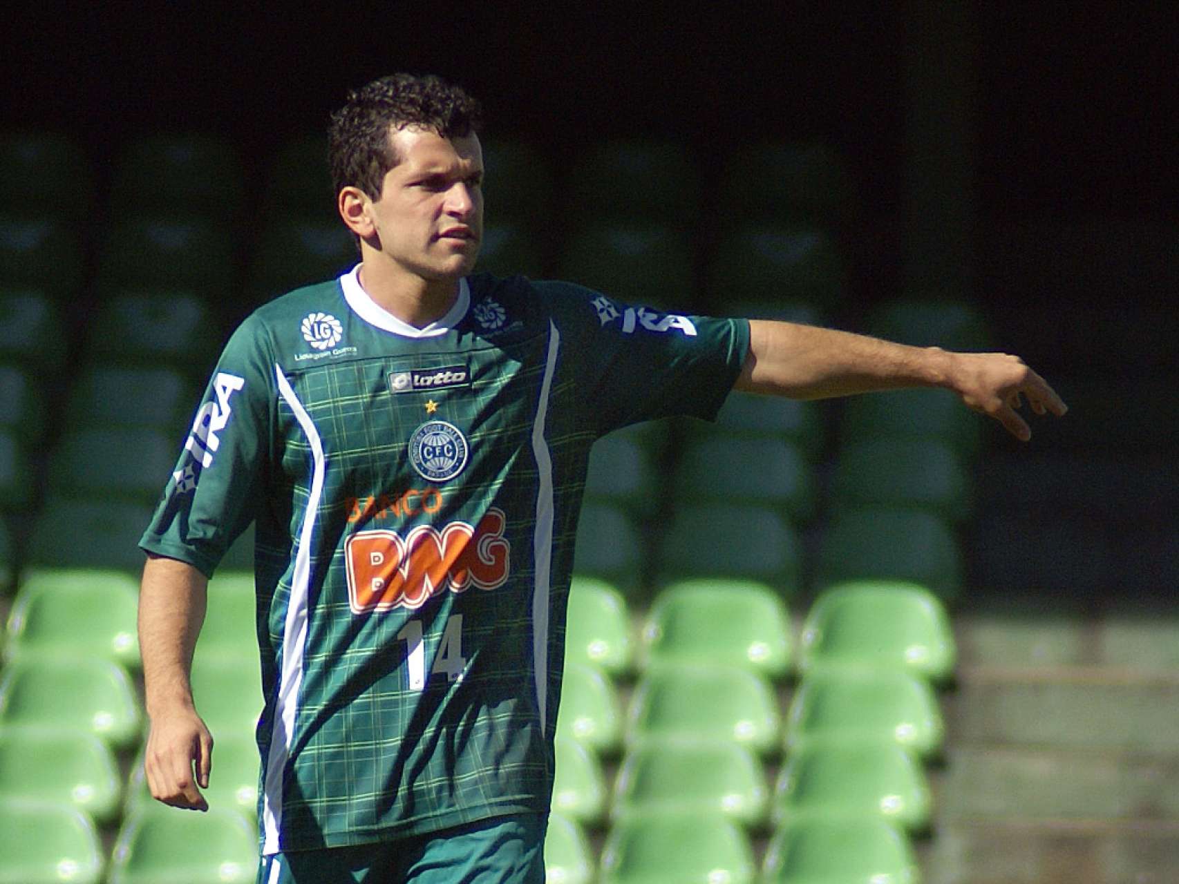 Eltinho incorpora grupo de relacionados