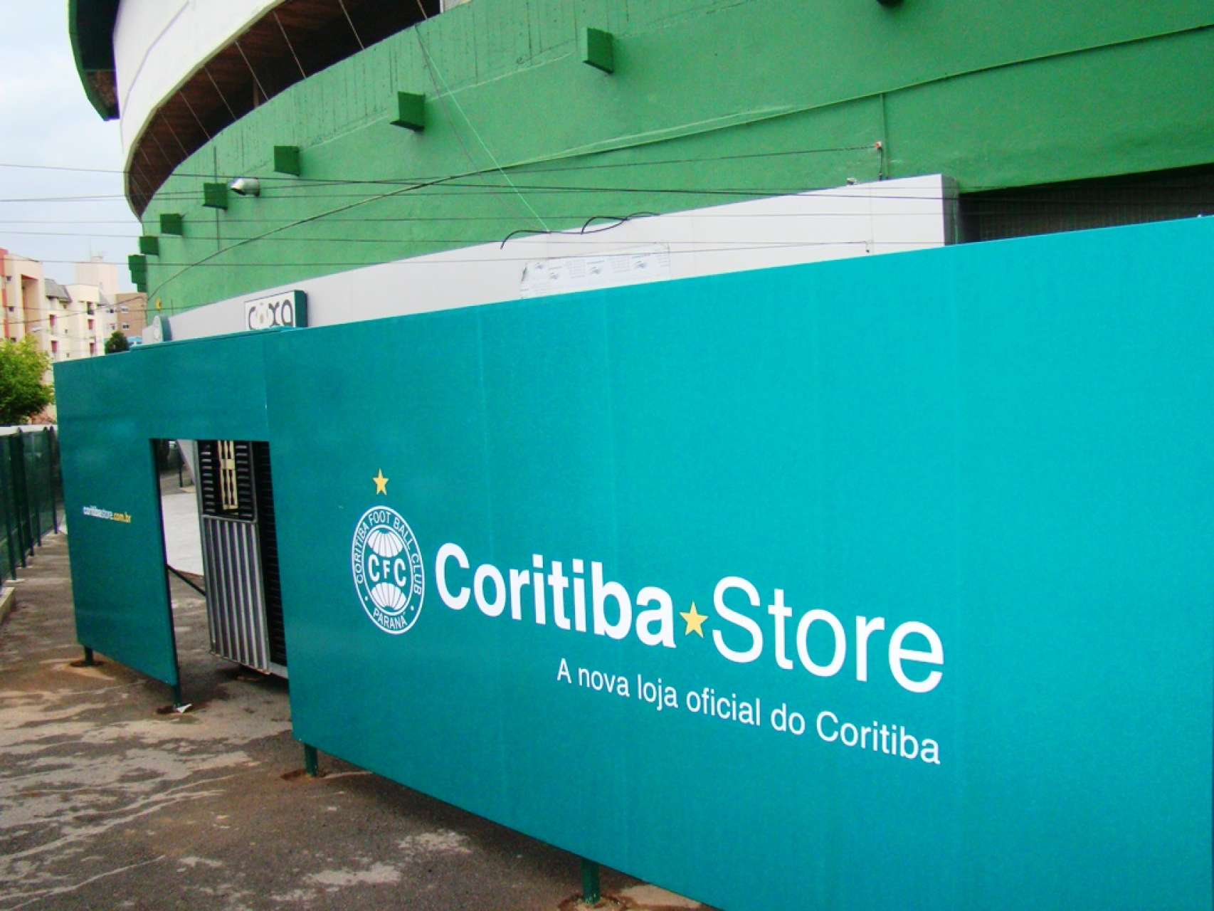Novas camisas  venda no Couto Pereira
