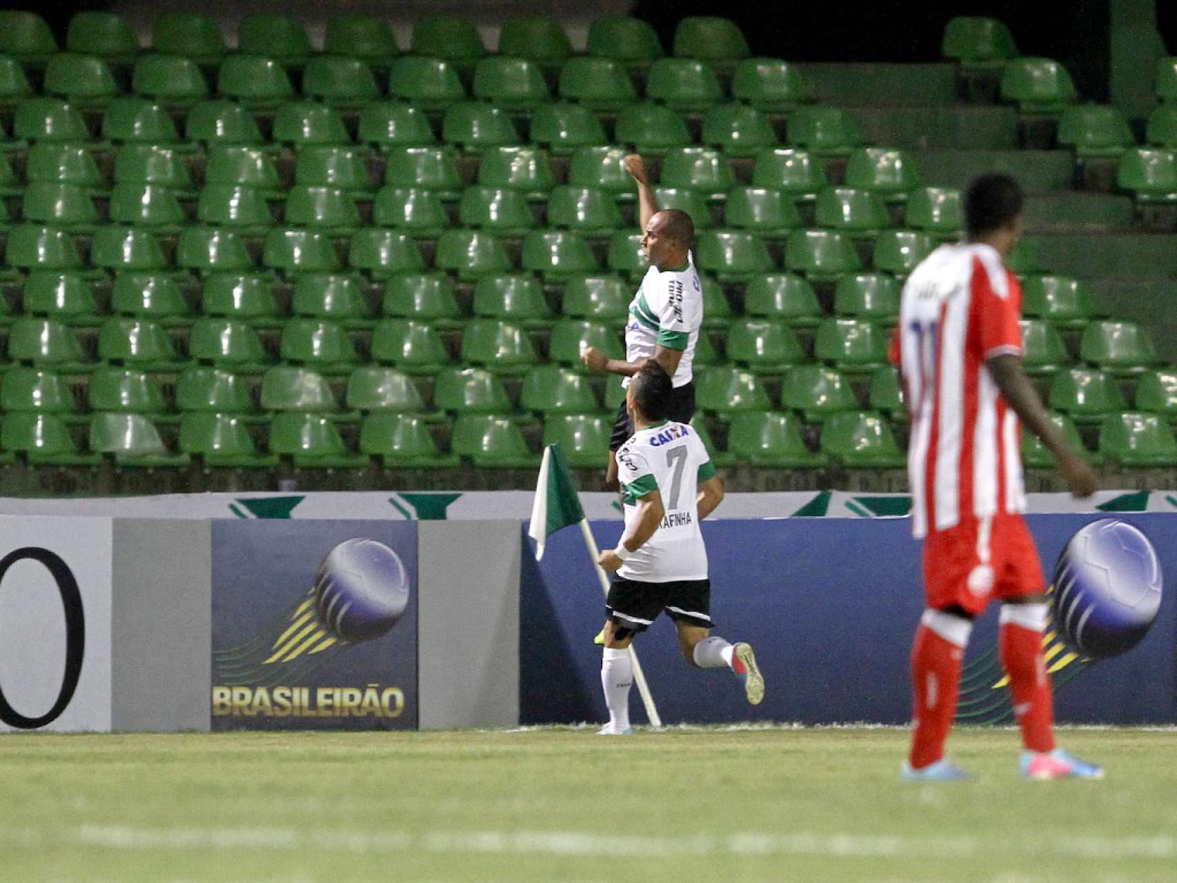 Deivid marca mais uma vez