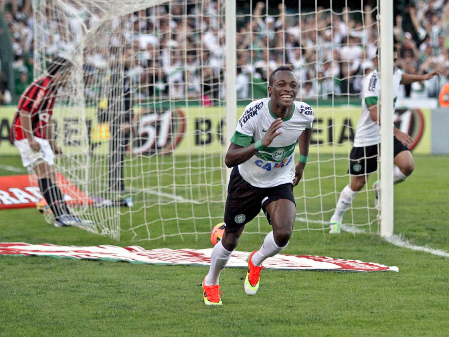 Geraldo entra e faz gol da vitria