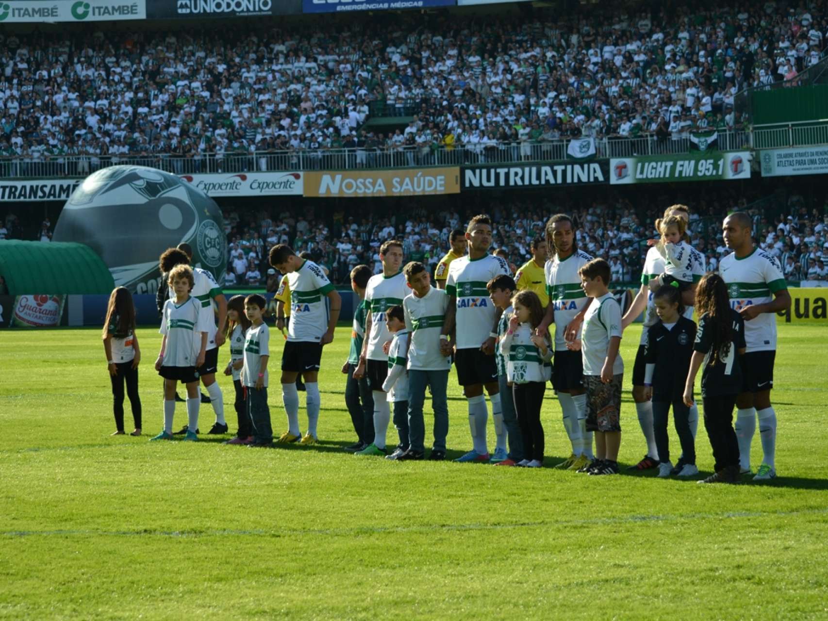 Mascotinhos na partida entre Coritiba x Ponte Preta