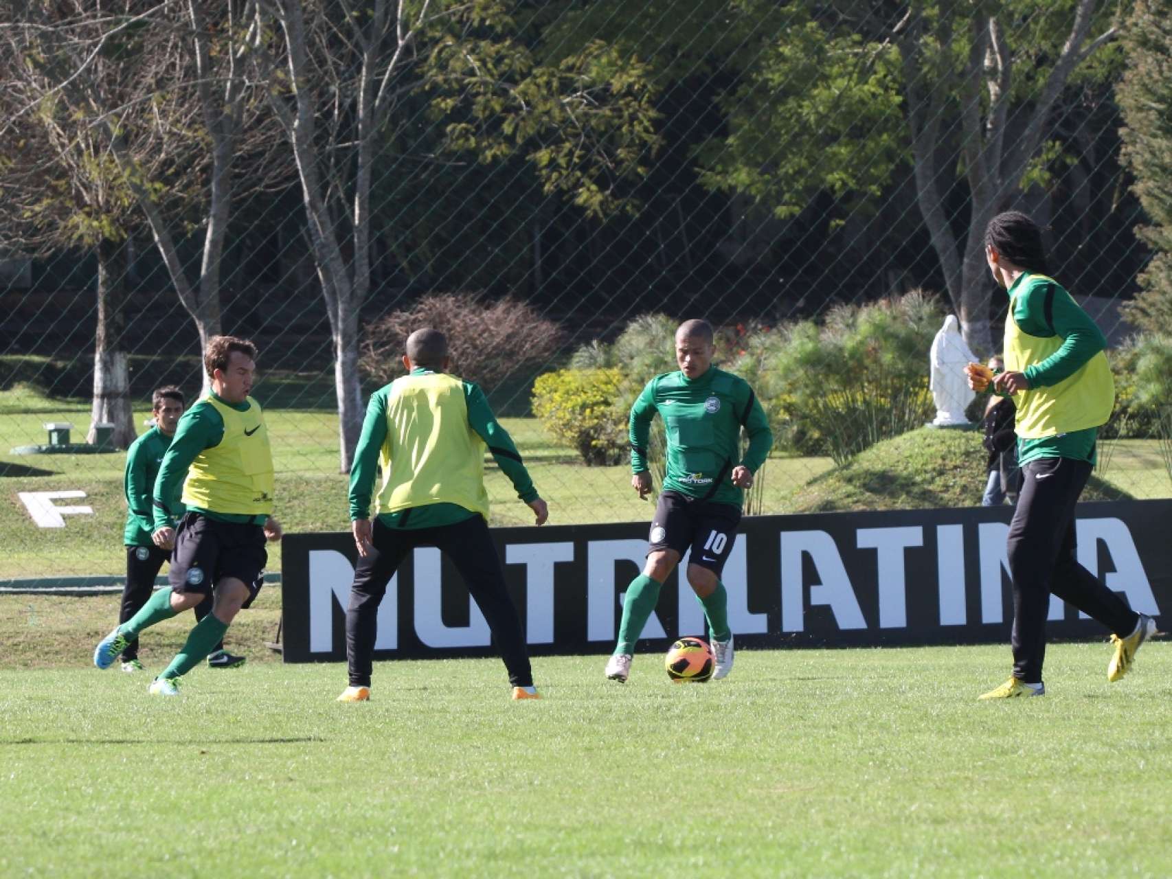 Coxa trabalha forte pensando no Santos