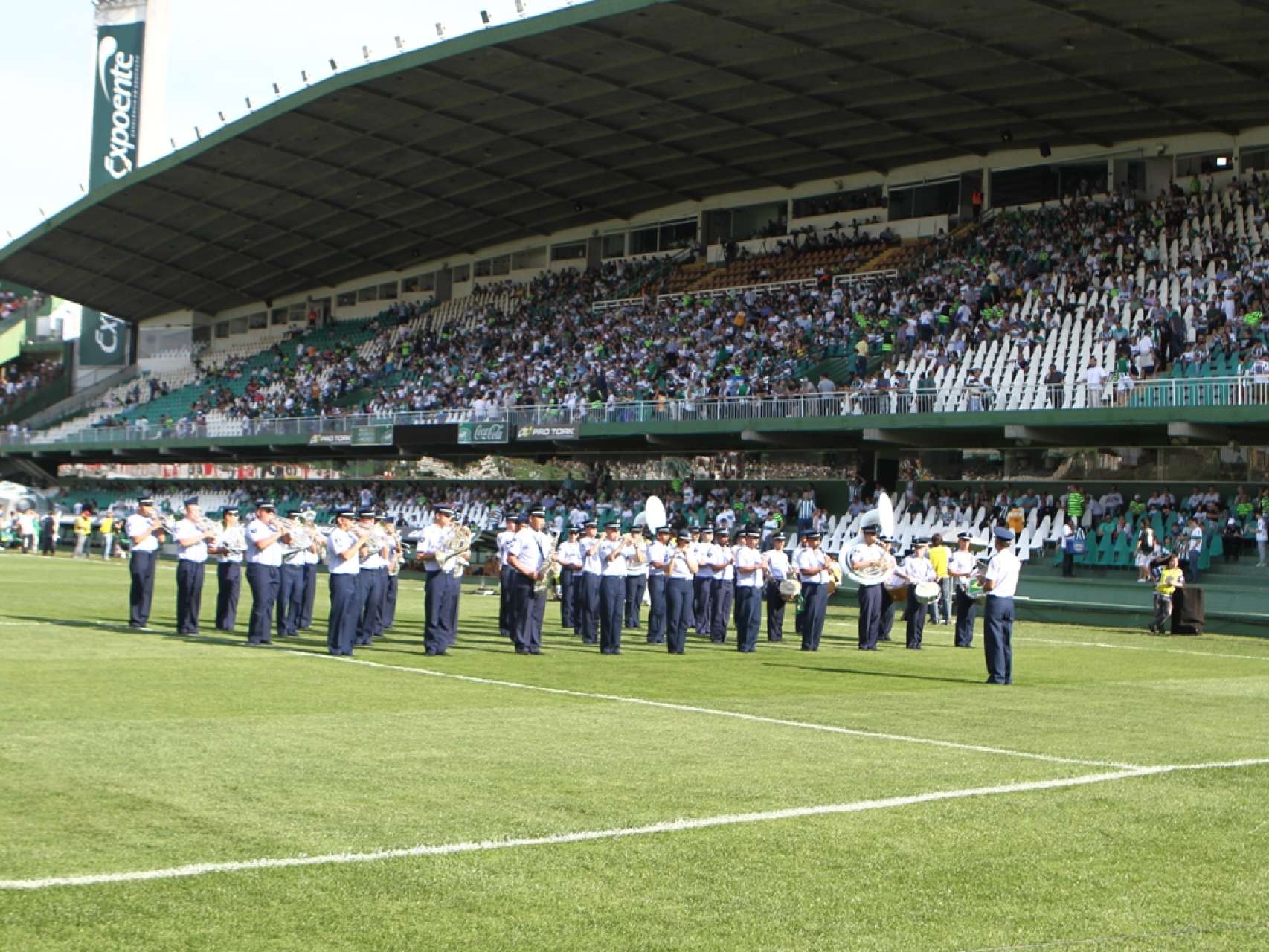 Banda da Fora Area Brasileira conquista torcida coxa-branca