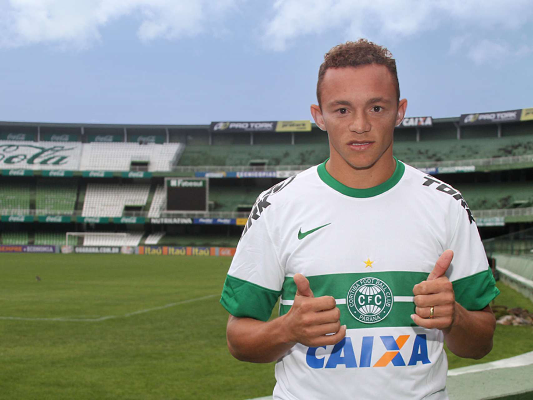 Coritiba acerta com Carlinhos