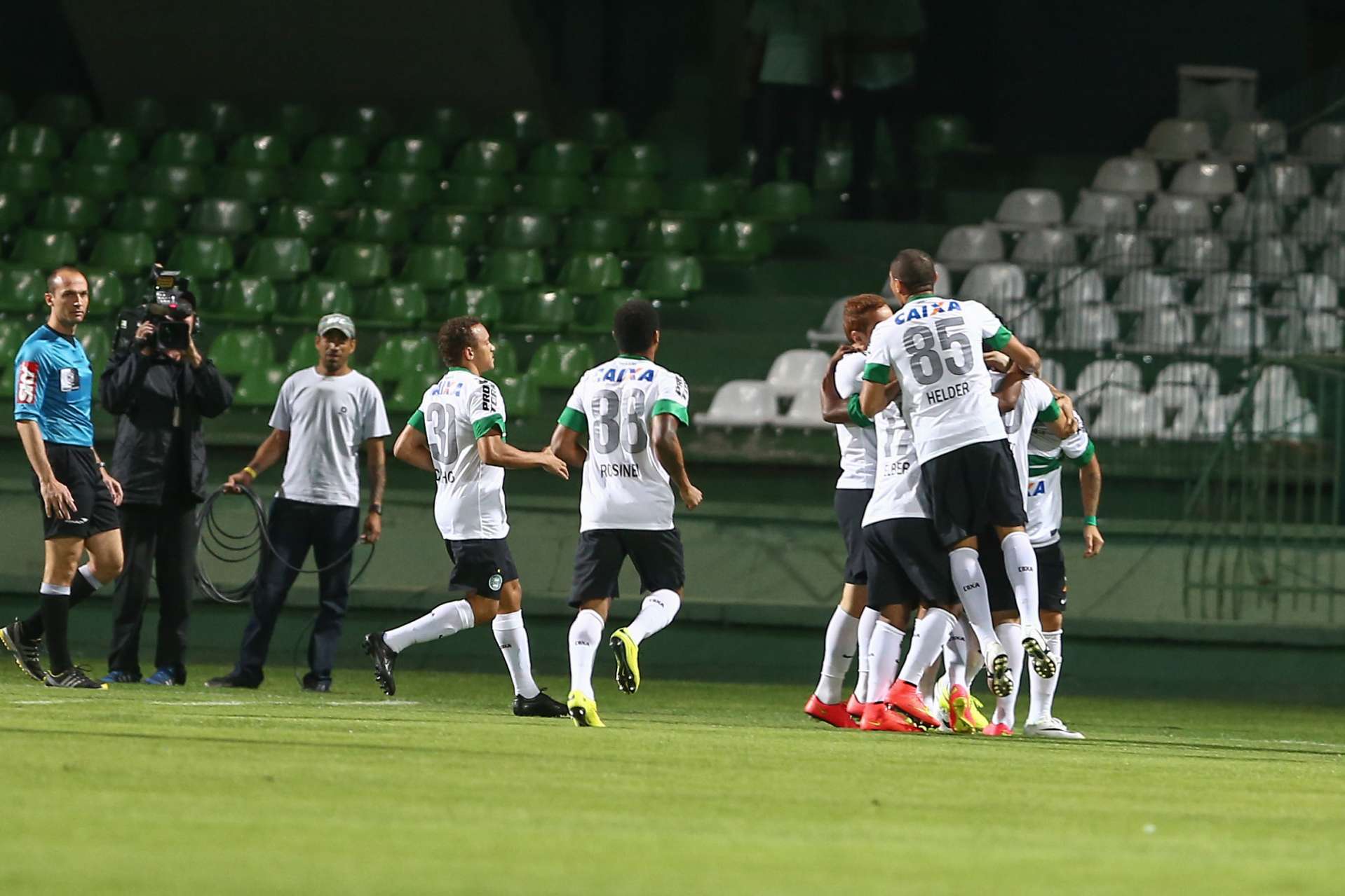 Coxa vence no incio do returno
