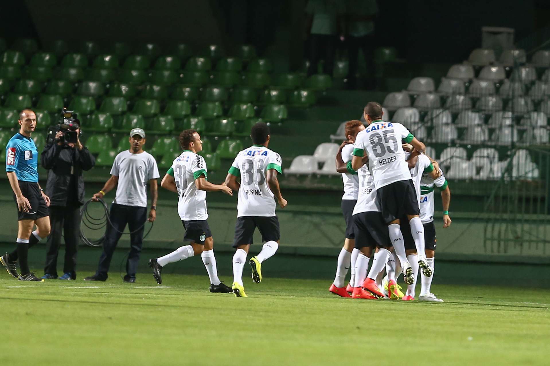 Coxa vence no incio do returno