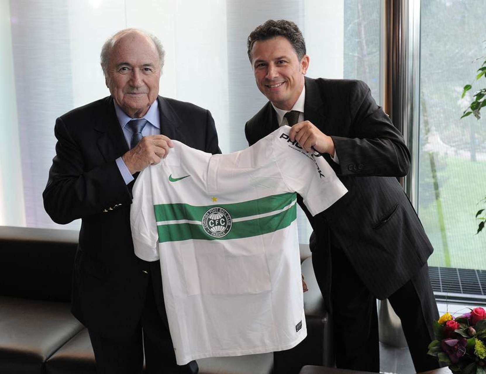 Presidente da FIFA recebe camisa do Coxa