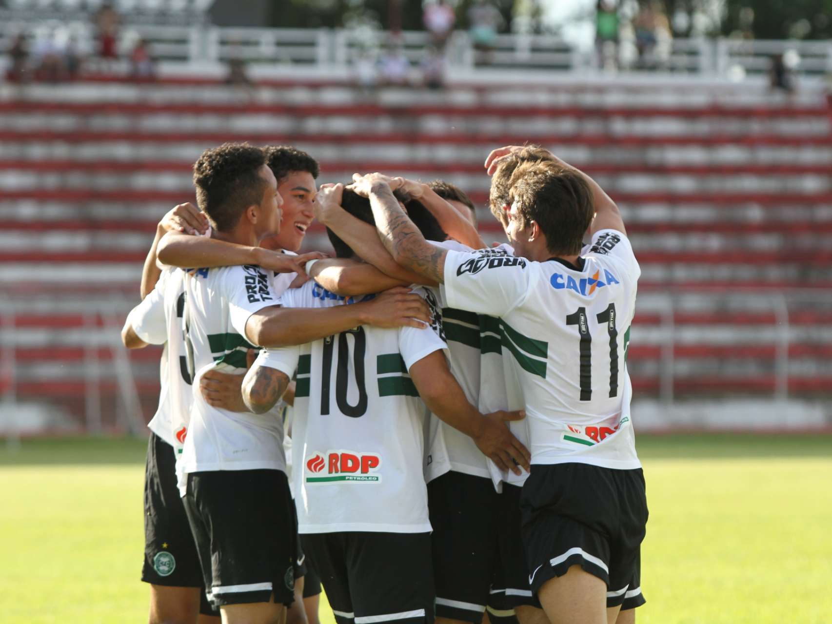 Coxa vence por 10 a 0