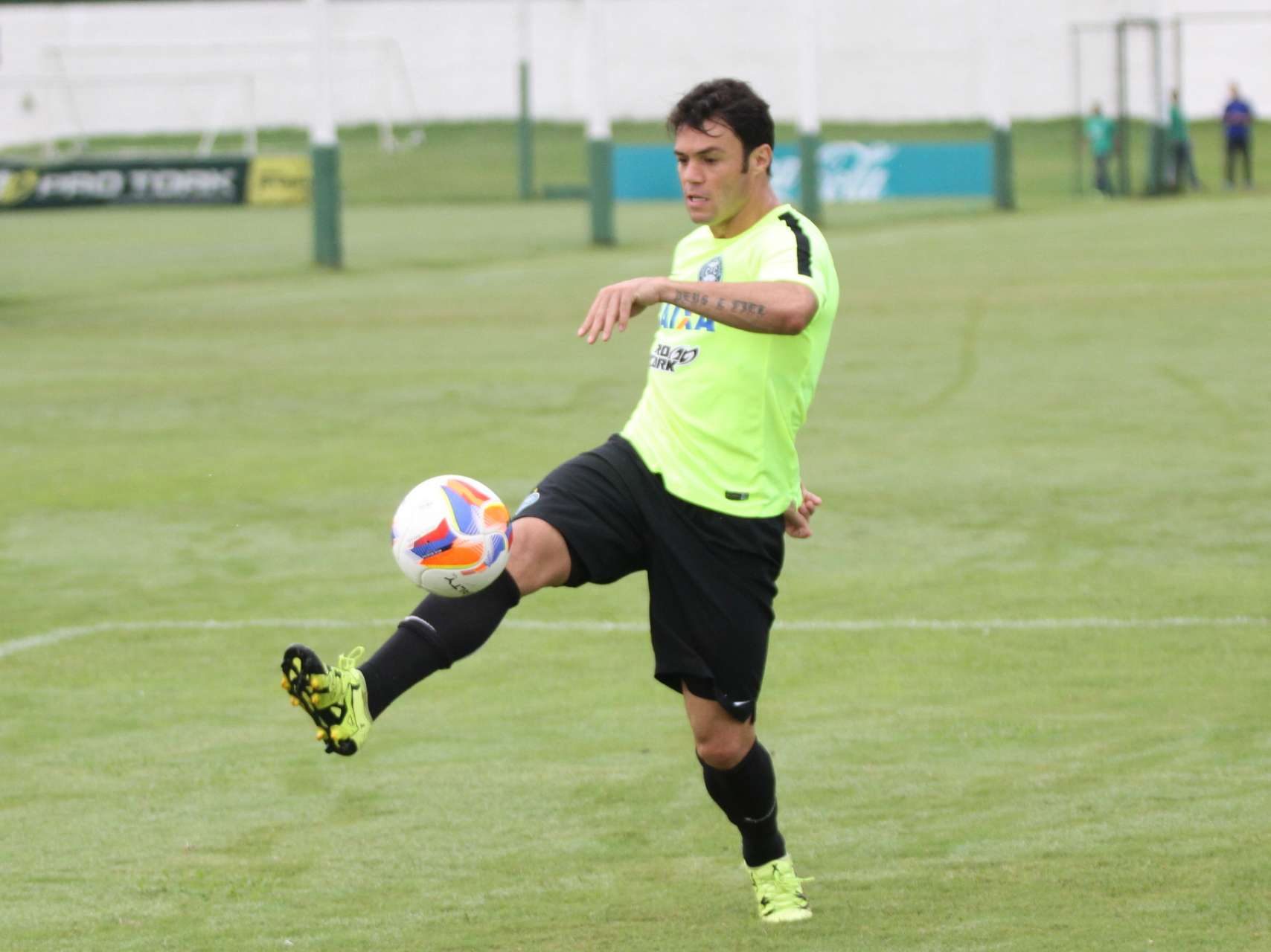 Klber fora do jogo